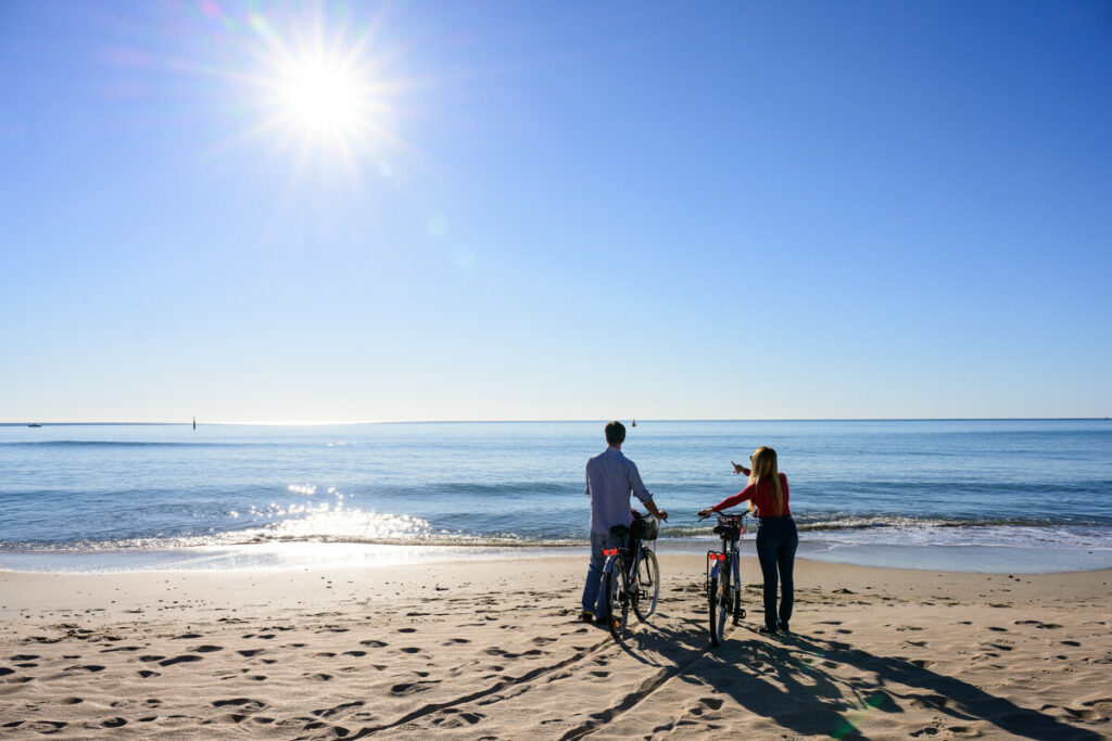 Balade à vélo en couple sur la plage de Sète