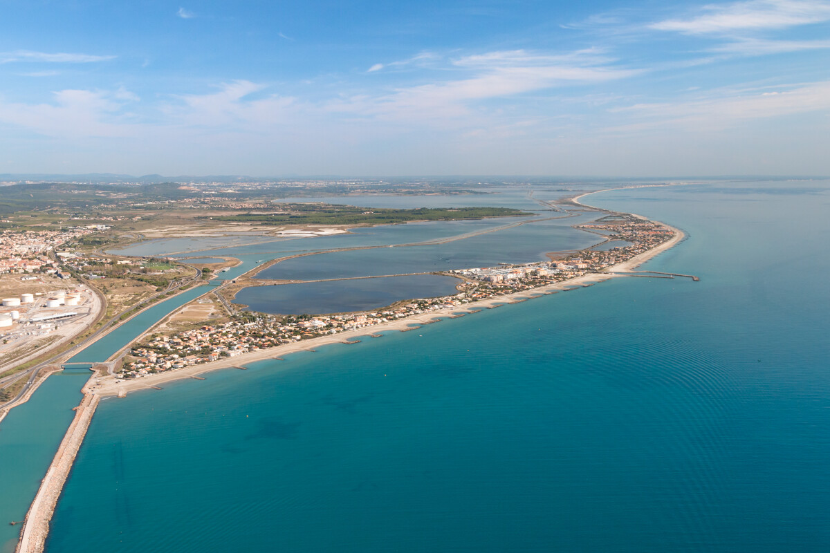 Vue aérienne sur Frontignan-Plage et l'étang de Thau