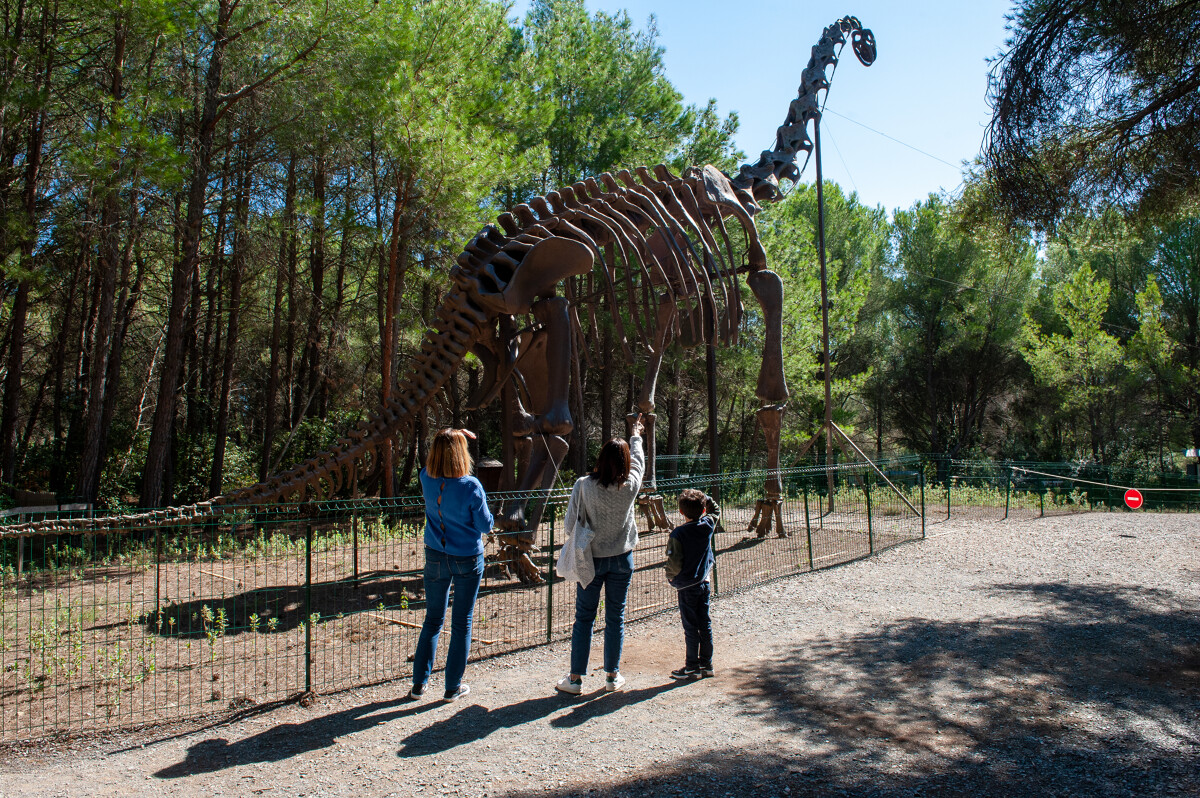 Famille au parc des Dinosaures à Mèze