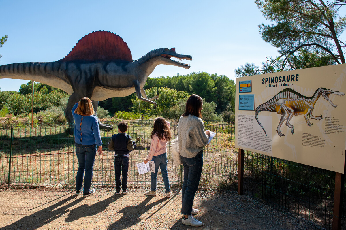 Famille au parc des Dinosaures à Mèze