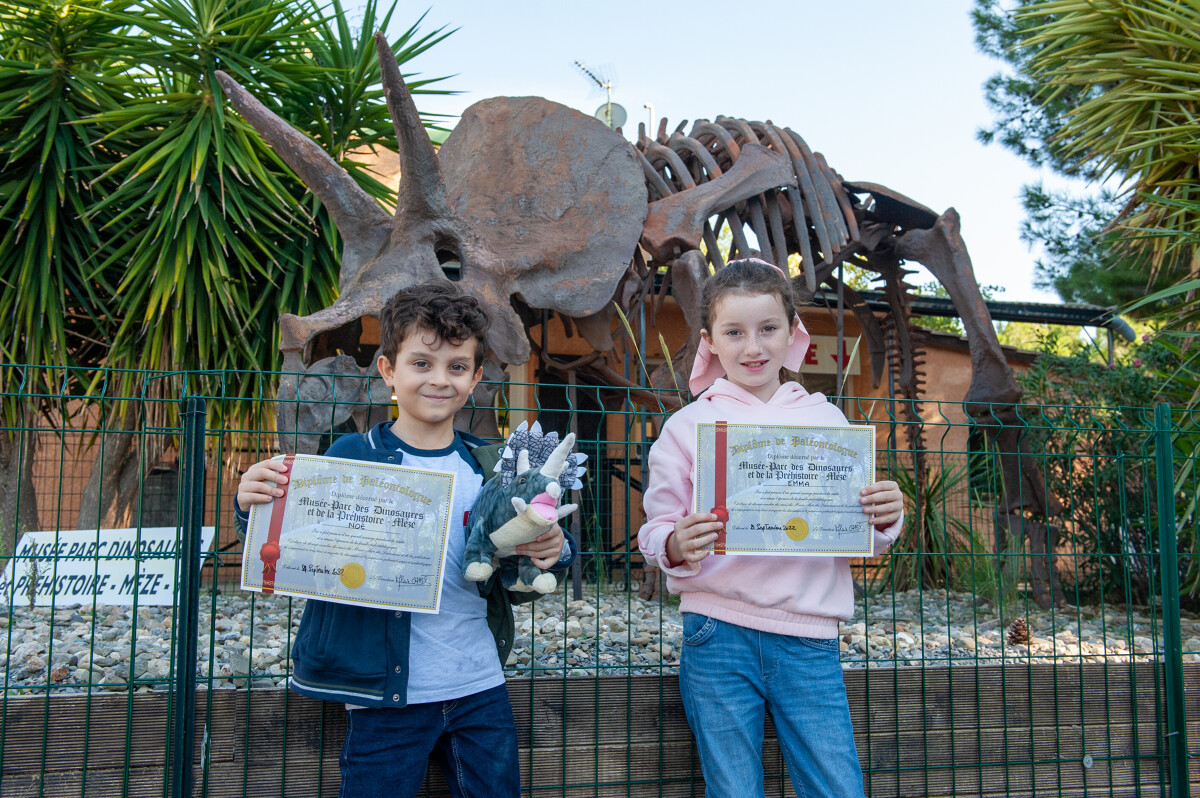 Enfants au parc des Dinosaures à Mèze