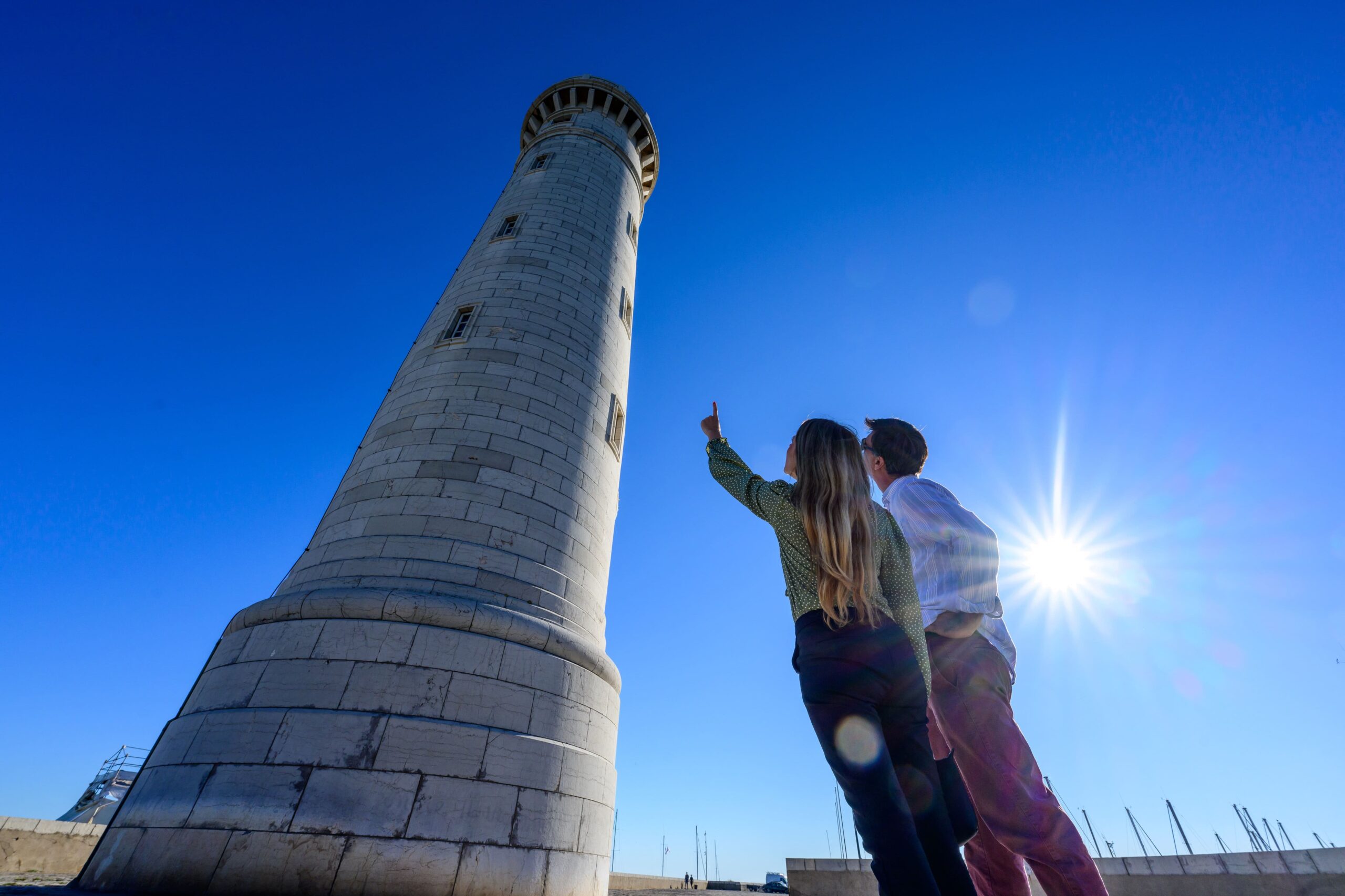 Couple devant le phare Saint-Louis à Sète