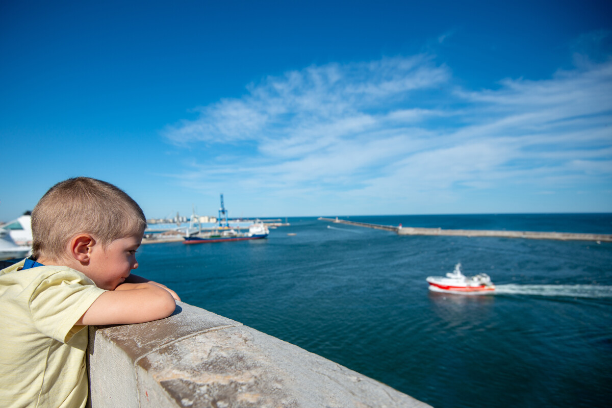 Enfant sur le port de Sète