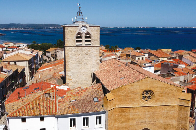 L'église Saint Hilaire de Mèze vue d'en haut.