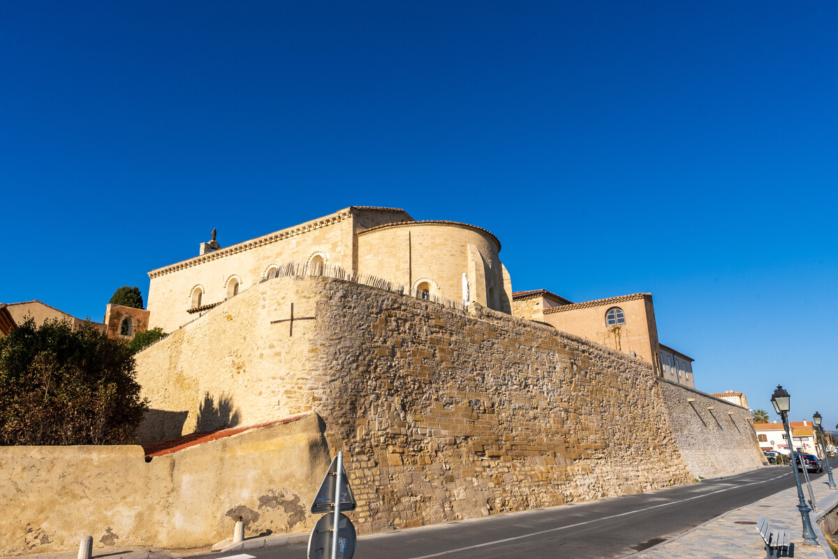 La chapelle des Pénitents de Mèze vue en contrebas.