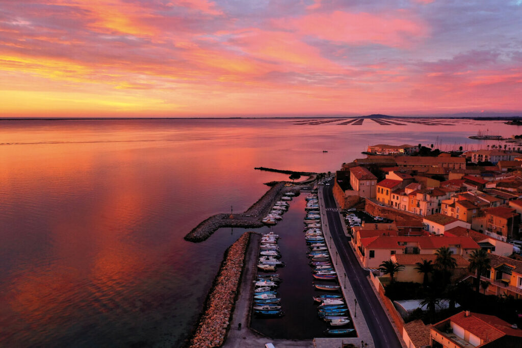 Le petit port des barques à l'aube.