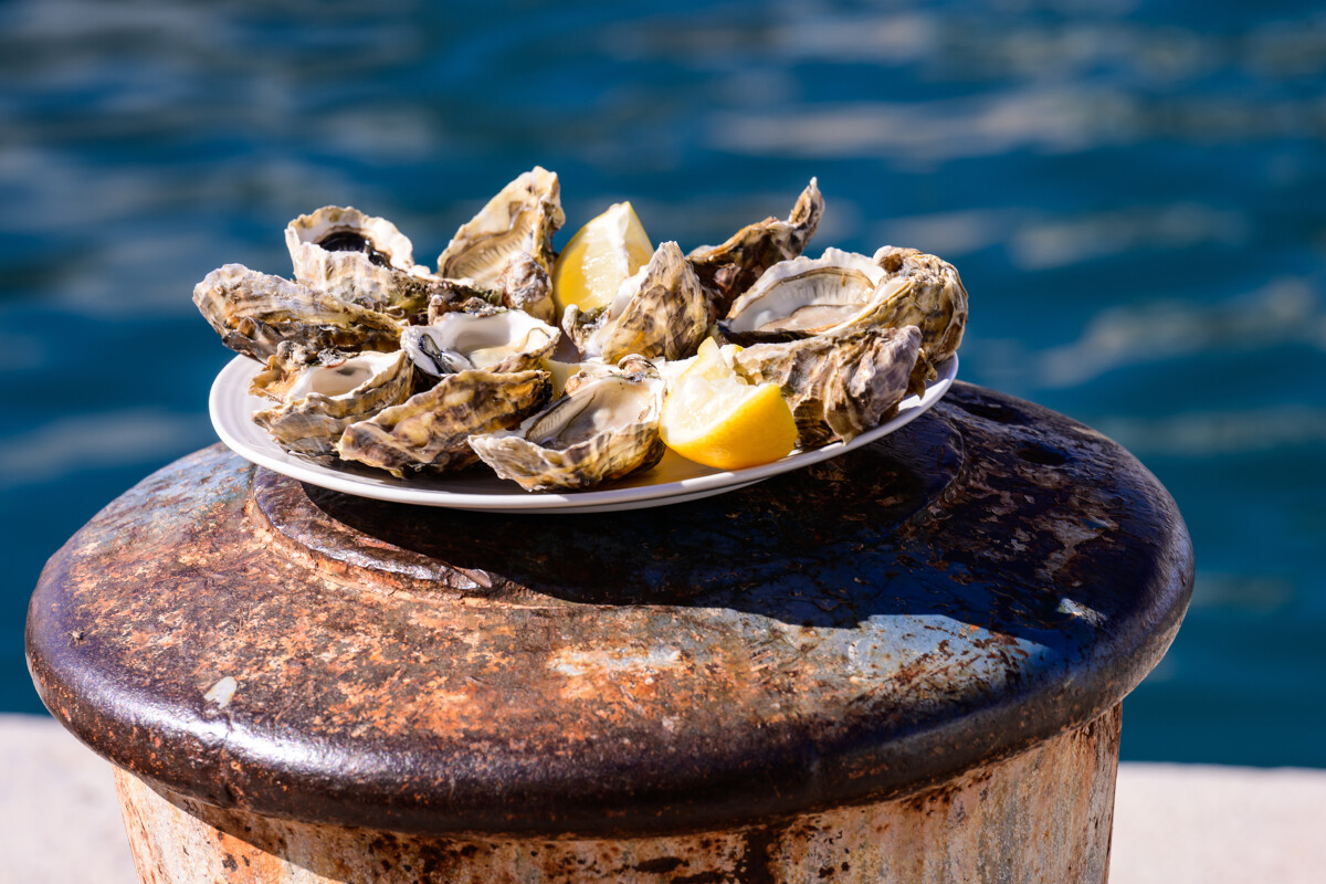 Un plateau de coquillages avec du citron.