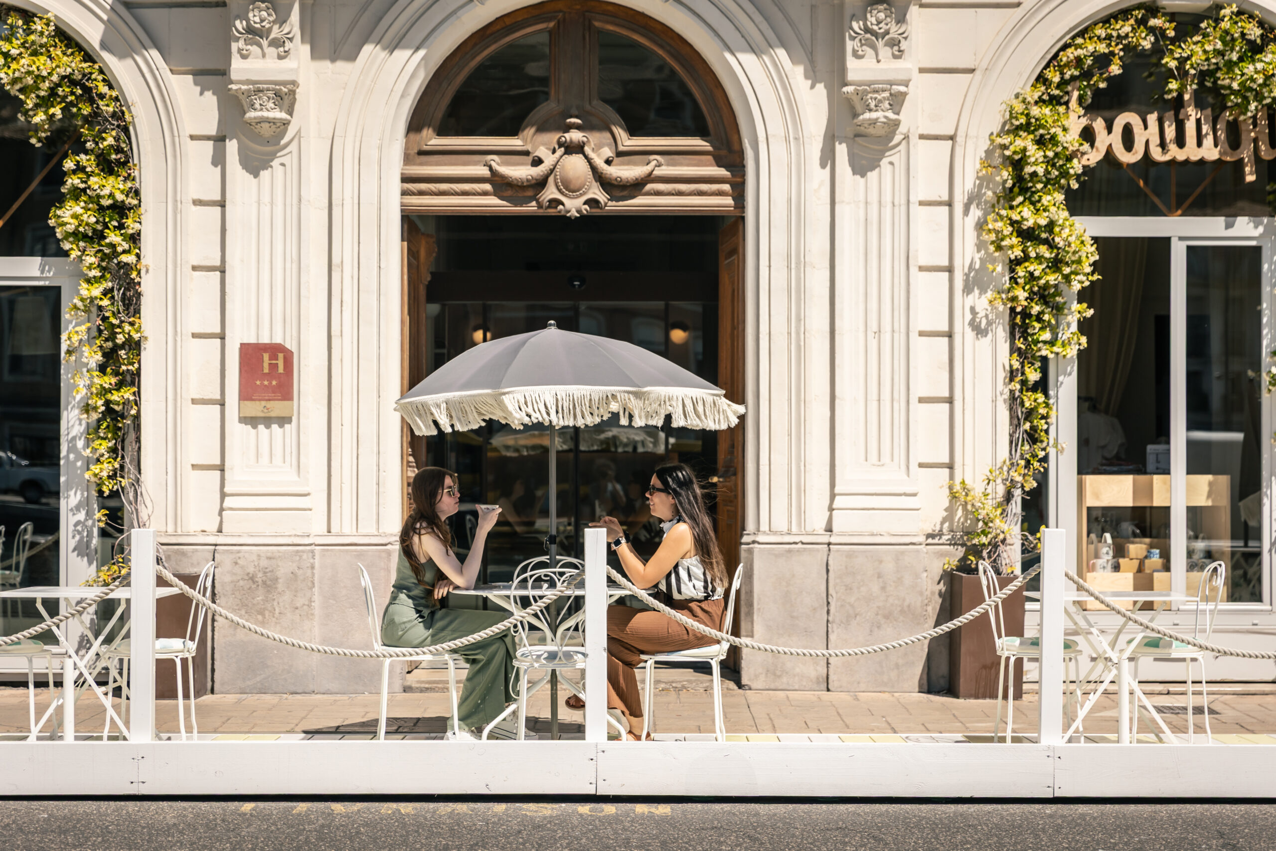 Jeunes_femmes_en_terrasse-O_OCTOBRE_OT-THAU-33221