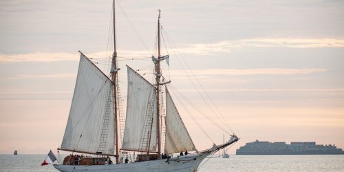 La Goëlette Etoile navigue dans la grande rade du port de Cherbourg le jeudi 5 août 2021.

La Goëlette ÉTOILE sera accessible au public les 7 et 8 août 2021 à l'occasion de la Rolex Fastnet Race.
Du 8 août au 14 août 2021, Cherbourg-en-Cotentin accueille l’arrivée de la mythique Rolex Fastnet  Race. C’est la course au large la plus courue au monde.  Pendant une semaine, la ville accueillera les courageux navigateurs, plus de 3000, qui auront navigué dans les eaux tumultueuses de la Manche, après avoir franchi l’incontournable Fastnet Rock et dompté les courants du Raz Blanchard…