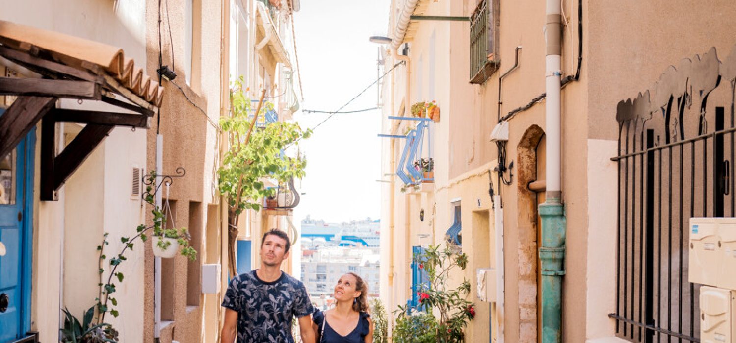 Balade en couple dans le Quartier Haut à Sète