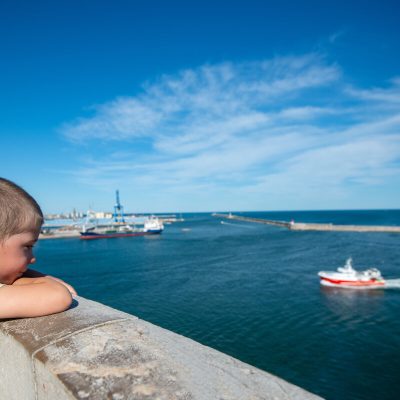 Enfant sur le port de Sète